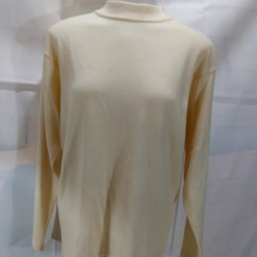 Antonella: Cream color pullover sweater.